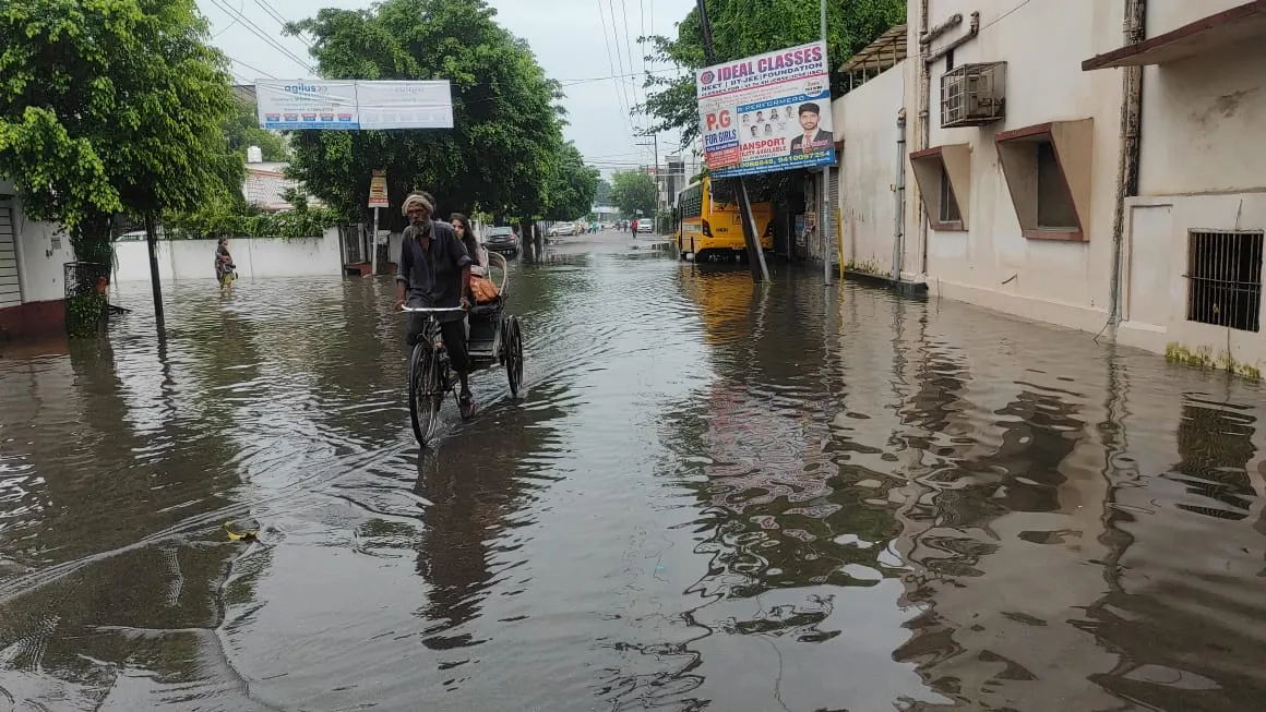 बरेली: बारिश ने स्मार्ट सिटी का उतारा मेकअप, गली-मोहल्ले और पॉश इलाके तालाब में तब्दील 