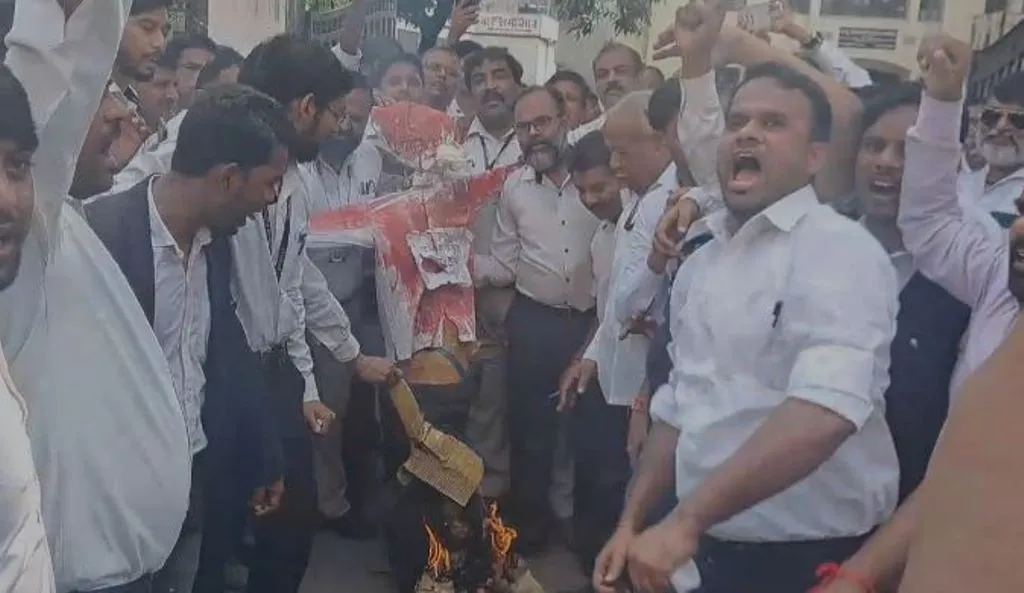 बरेली: वकीलों ने यूपी सरकार का फूंका पुतला, आरोपी पुलिस कर्मियों पर कार्रवाई की मांग