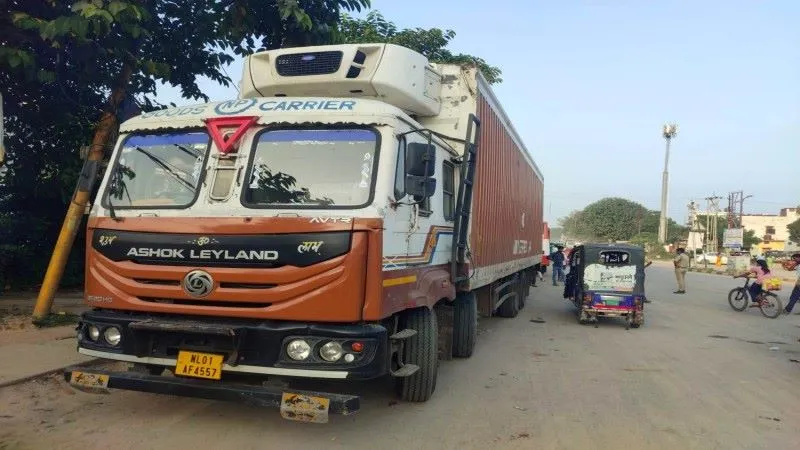 अयोध्या : हिंदूवादी संगठनों ने रोकवाया कंटेनर, प्रतिबंधित मांस होने का आरोप 