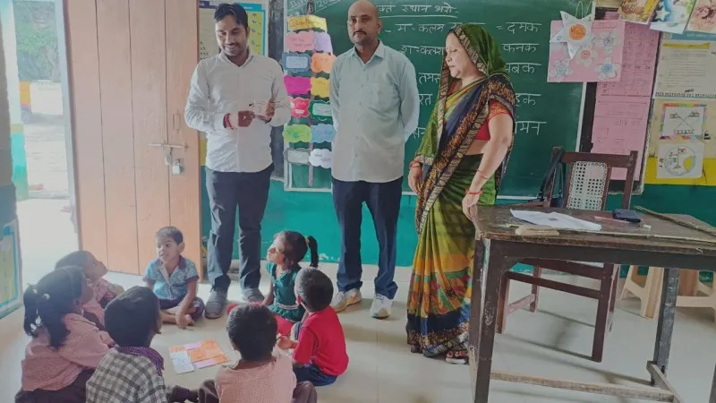 अयोध्या: बच्चे OMR शीट, तो शिक्षक सरल एप में रहे उलझे