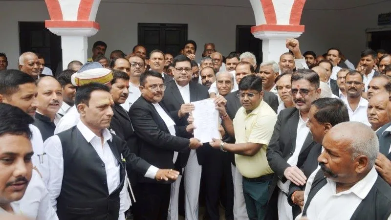 अयोध्या : बार काउन्सिल के आह्वान पर तीन दिवसीय कार्य बहिष्कार शुरू, सौंपा ज्ञापन