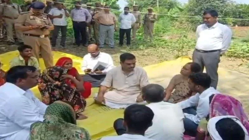 कौशाम्बी : ट्रिपल मर्डर से पीड़ित परिवार से मिलने पहुंचे यूपी के समाज कल्याण मंत्री, मदद का दिया भरोसा