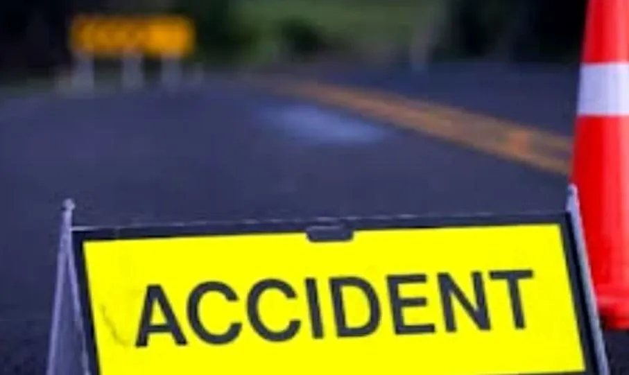 मंदिर से लौट रहा था परिवार, कार ने मारी टक्कर, पति-पत्नी और बच्चे की मौत 