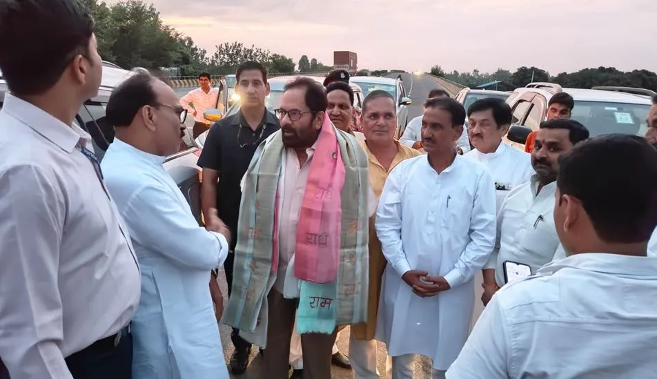 रामपुर: मतदाता सरकार बनाने या हटाने के लिए वोटिंग नहीं करता- नकवी