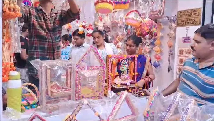 बरेली: कान्हा के आगमन की तैयारियां जोरों पर, सज रहे मंदिर और घर