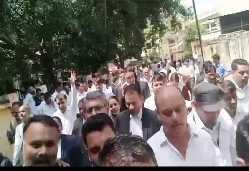 मुरादाबाद : हापुड़ में अधिवक्ताओं पर लाठीचार्ज के विरोध में कलमबंद हड़ताल पर रहे वकील, दी चेतावनी 