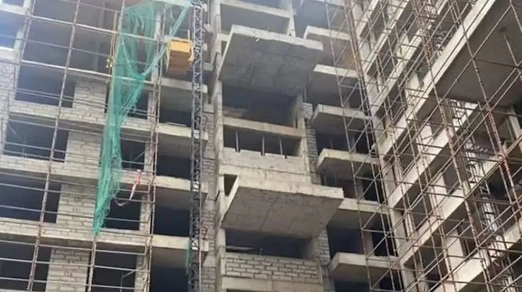 गुजरात: अहमदाबाद में 13वीं मंजिल से गिरा निर्माणाधीन इमारत का झूला, तीन मजदूरों की मौत 