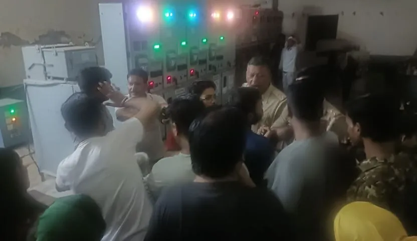 बरेली: 48 घंटे बाद भी सुचारू रूप से चालू नहीं हुई बिजली सप्लाई, लोगों ने विघुत उपकेंद्र पर जमकर काटा हंगामा