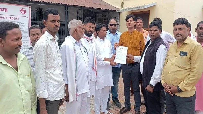 अयोध्या : श्रम विभाग की योजनाओं में हीलाहवाली को लेकर कांग्रेस ने किया प्रदर्शन, सौंपा ज्ञापन 