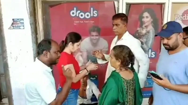 Kanpur News: बेरहम मालिक ने फावड़ा मारकर बेजुबान खच्चर को मार डाला, पब्लिक ने पकड़कर आरोपी को पुलिस को सौंपा