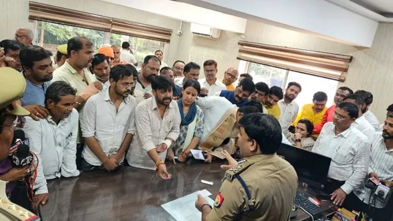 Kanpur: BJP पार्षद पति अंकित शुक्ला ने JCP कार्यालय में किया सरेंडर, पत्नी सौम्या बोली- माननीय मुख्यमंत्री जी पर पूरा...