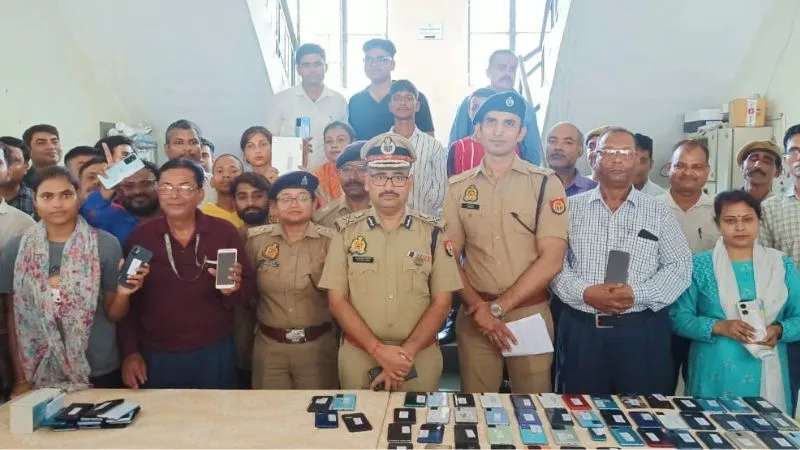 Kanpur News : यूपी कॉप के सहारे पुलिस ने 80 लाख के 504 मोबाइल खोज निकाले, 125 फोन पाकर हकदारों के खिले चेहरे