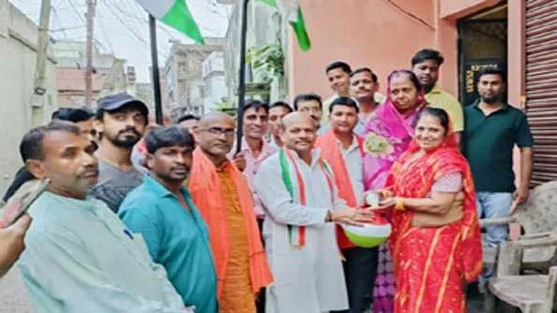 कुशीनगर : अमृत कलश में मुट्ठी भर मिट्टी और एक चुटकी अक्षत का संग्रहण