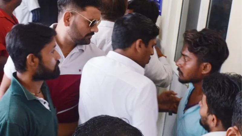 UP: KPM अस्पताल बना अखाड़ा, महिला अधिवक्ता के साथ कर्मी ने की छेड़छाड़… हंगामा, स्वास्थ्य कर्मियों ने काम किया बंद