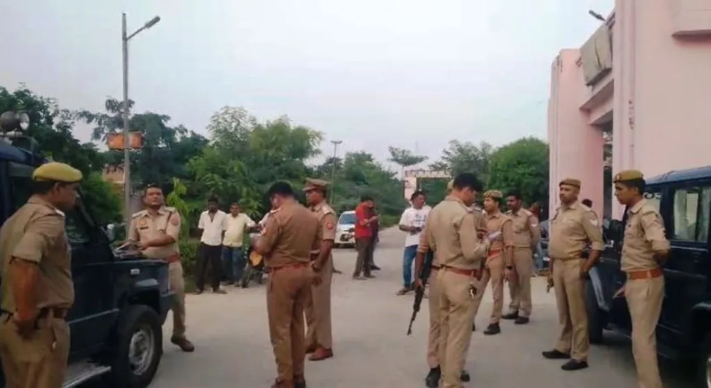 कासगंज: गणेश विसर्जन यात्रा में शामिल श्रद्धालुओं पर ताबड़तोड़ फायरिंग, तीन घायल