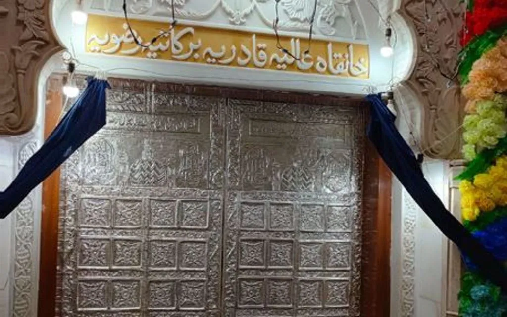 बरेली: दरगाह पर लगाया गया नक्काशी किया चांदी का गेट, जल्द ही गुंबद-ए-रजा पर लगाया जाएगा सोने का कलश 