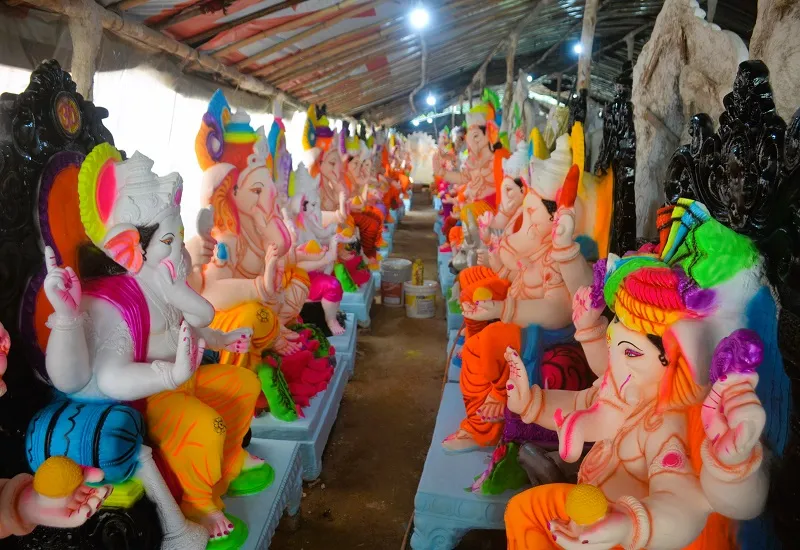 मुरादाबाद : गणेश चतुर्थी को लेकर बाजारों में धूम, गणेश भगवान की मूर्तियां बनी आकर्षण का केंद्र...जमकर हुई खरीदारी