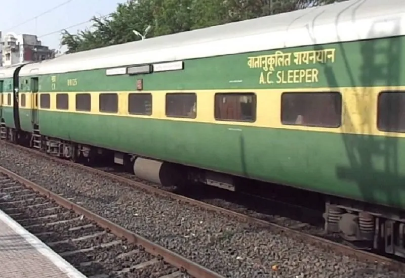 मुरादाबाद : त्योहारों पर आरक्षित बर्थ को मारामारी, प्रतीक्षा सूची लंबी...कुछ ट्रेनों में लगेंगे अतिरिक्त स्लीपर कोच