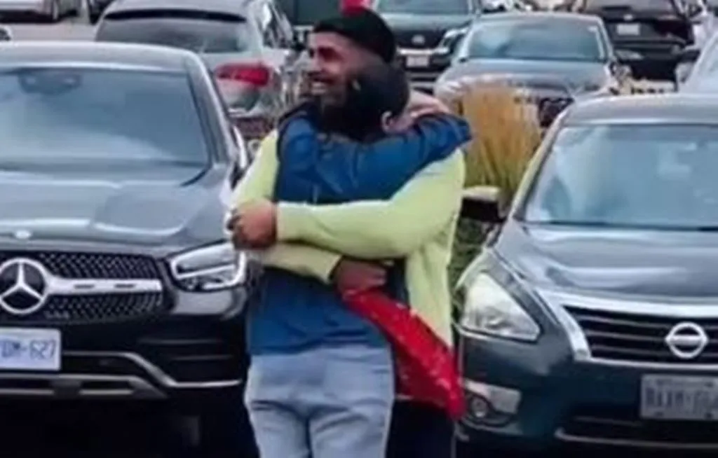 VIRAL VIDEO: 7 साल बाद अपने भाई से मिली महिला, देखते ही गले लगाने के लिए दौड़ी, आंखें नम कर देगा वीडियो