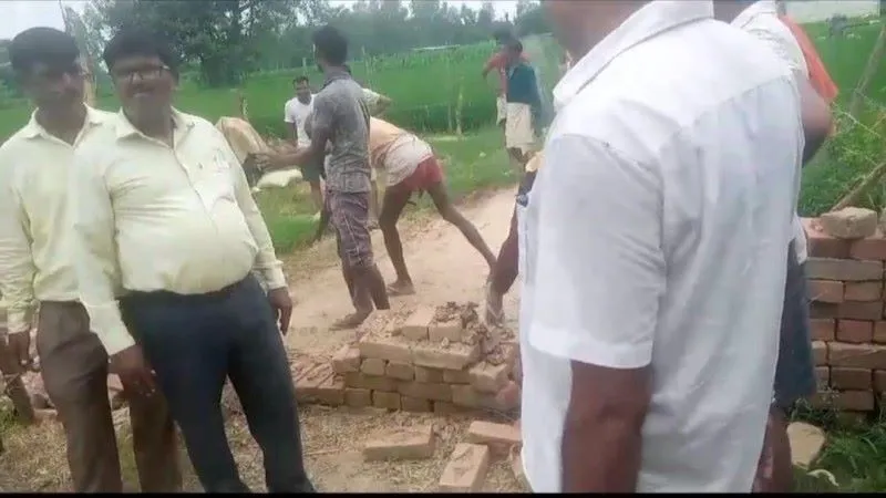 अमृत विचार इंपैक्ट : चकमार्ग से हटाया गया कब्जा, ग्रामीणों का आवागमन हुआ सुगम 