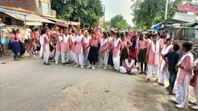 सुलतानपुर : छात्र-छात्राओं ने किया रोड जाम, पुलिस पर पथराव 