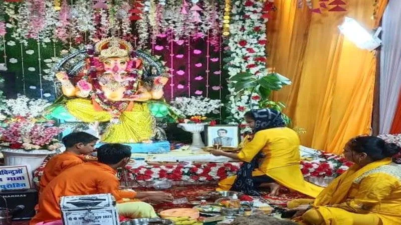 लखनऊ : जयकारों के साथ हुआ बप्पा का अभिषेक