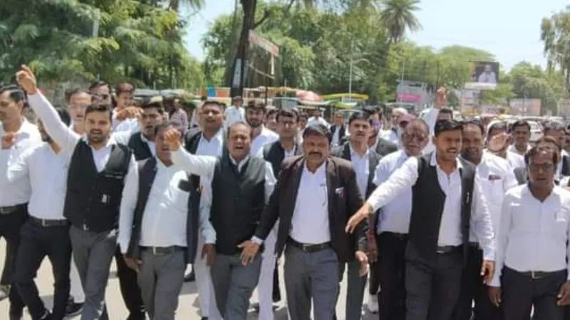 Jalaun Advocate Protests: हापुड़ की घटना पर अधिवक्ताओं में उबाल, सड़कों पर किया प्रदर्शन, पुलिस के खिलाफ की नारेबाजी