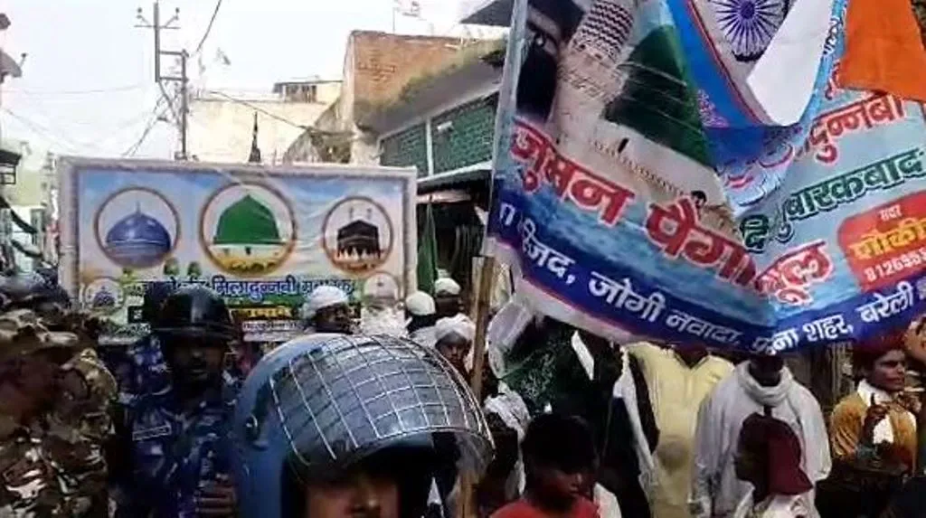 बरेली: जोगी नवादा से शांतिपूर्ण तरीके से निकला ईद-मिलादुन्नबी का जुलूस, चप्पे-चप्पे पर रहा पुलिस का पहरा