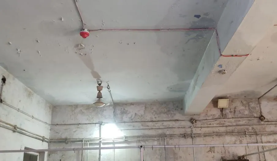 बरेली: लगातार बारिश से जिला अस्पताल के हार्ट वार्ड में टपकने लगा पानी, बेडों पर मरीजों को भर्ती करना मुश्किल