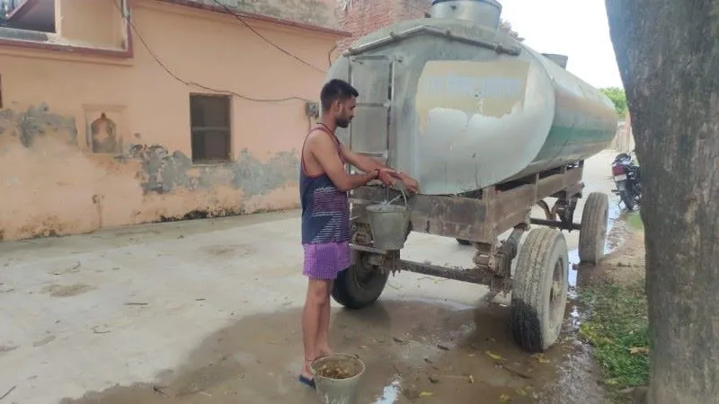 अयोध्या : 8 टैंकरों से 50 हजार लोगों को पहुंचाया जा रहा पानी 