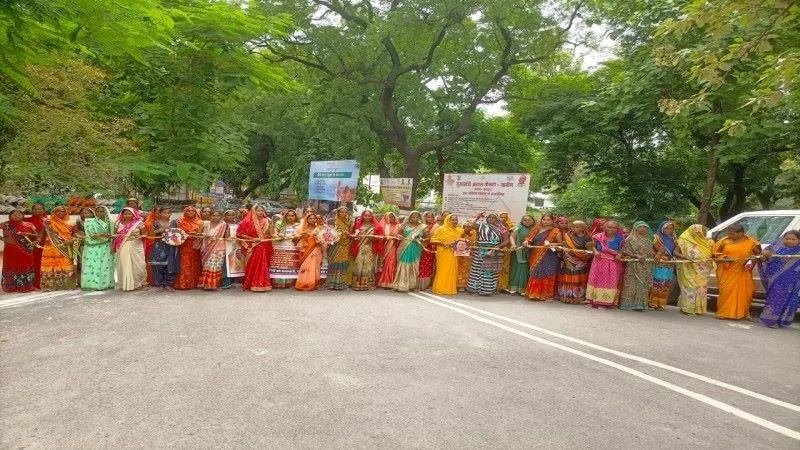 बहराइच : डीएम और सिटी मजिस्ट्रेट को राखी बांध महिलाओं ने लगाई न्याय की गुहार