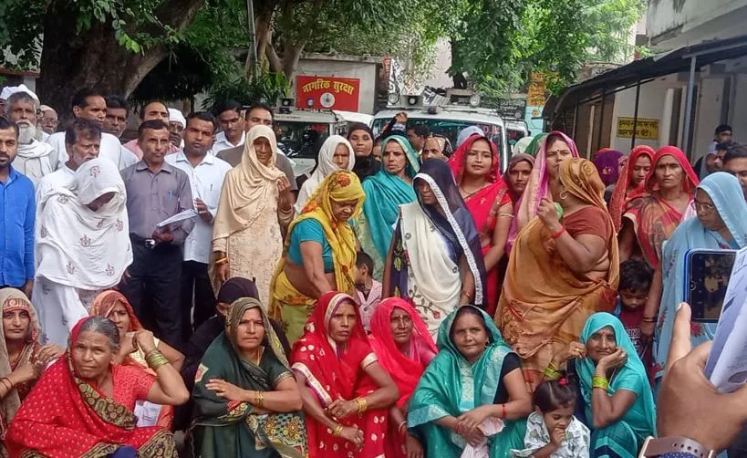 डीएम साहब! 10 साल से लगा रहे चक्कर.. हमें मुआवजा नहीं मौत चाहिए