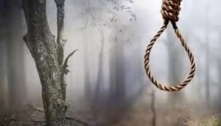 शाहजहांपुर: युवक का फंदे पर लटका मिला शव, कमर से नीचे का हिस्सा गायब