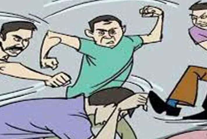 लखीमपुर-खीरी: दो पक्षों में जमकर मारपीट, ईट पत्थर और चले धारदार हथियार...पांच घायल