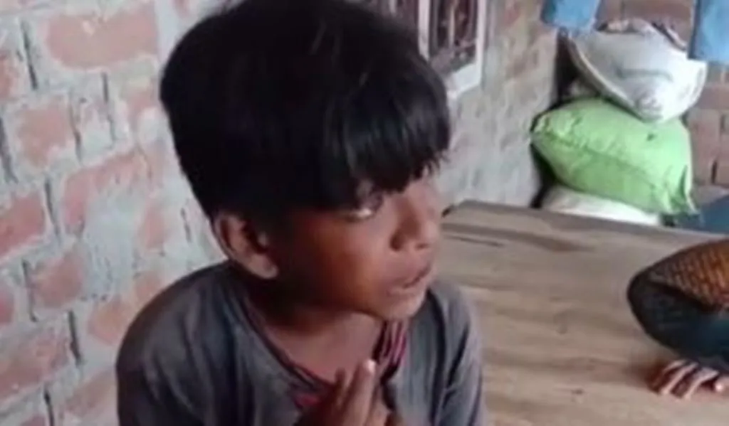 VIRAL VIDEO: गरीब बच्चे ने मां के लिए गाया बेहद मार्मिक गाना, दर्द बयां करता ये वीडियो देख नम हो जाएंगी आंखें