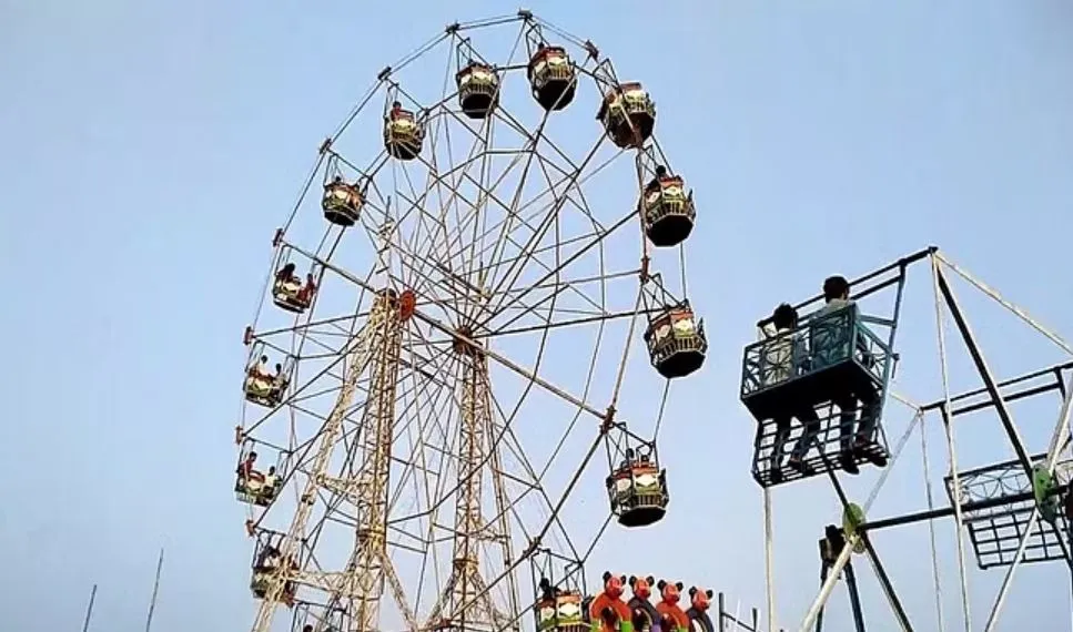 मेरठ: झूले की ट्रॉली का टूटा फर्श...20 फीट ऊंचाई से गिरकर तीन युवक गंभीर, नीचे खड़ी दो युवतियां भी चोटिल 