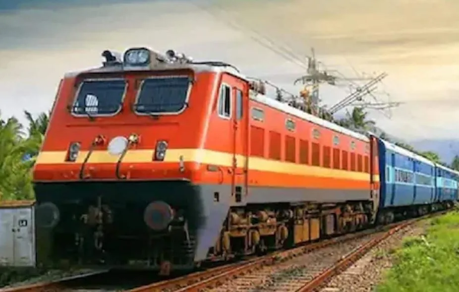 बरेली: टिसुआ और देवरनियां में ट्रेन से गिरकर दो युवकों की मौत