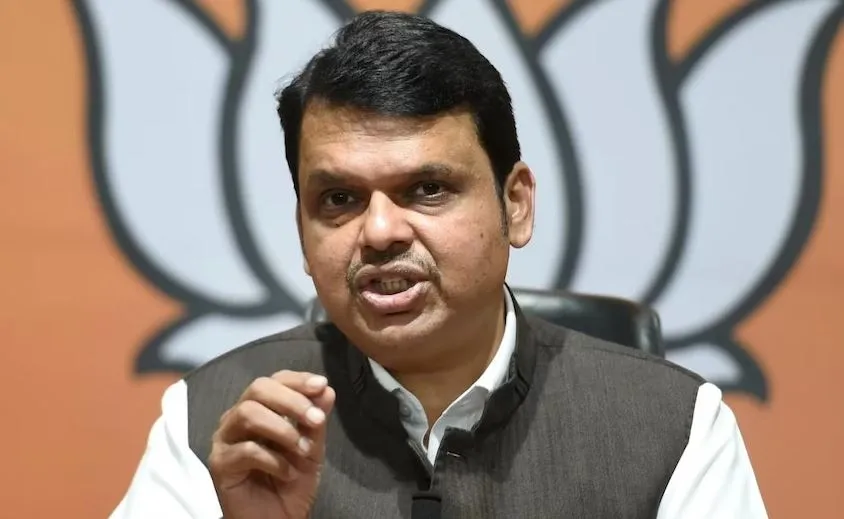 बाढ़ प्रभावित परिवारों को 10,000 रुपये का मिलेगा मुआवजा, फडणवीस ने की घोषणा  