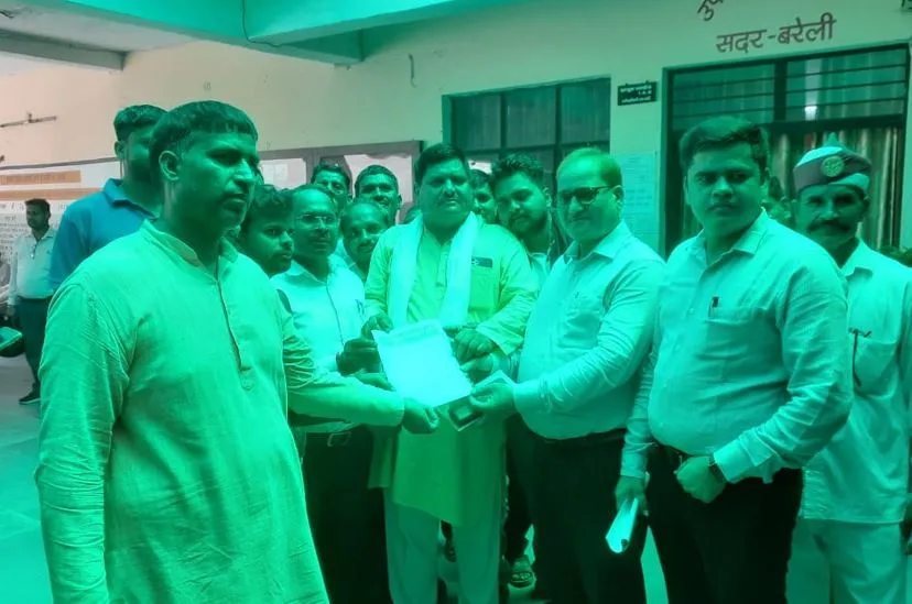 बरेली: मदरसा और नई मस्जिद के निर्माण पर भड़के लोग, पहुंचे तहसील