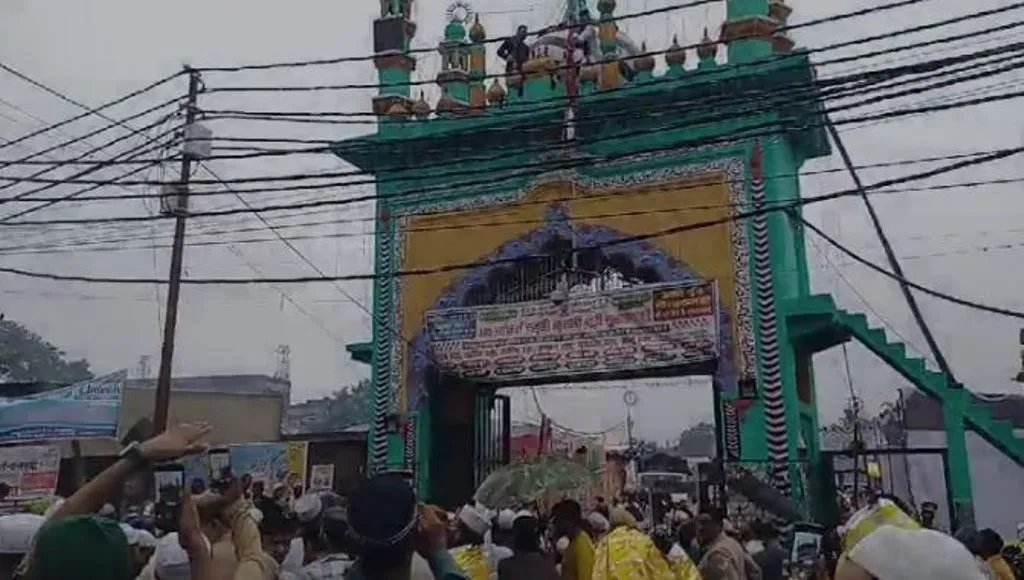 बरेली: परचम कुशाई की रस्म के साथ तीन रोज़ा उर्स-ए-रज़वी का आगाज़, देर रात तक जारी रहेगा नातिया मुशायरा