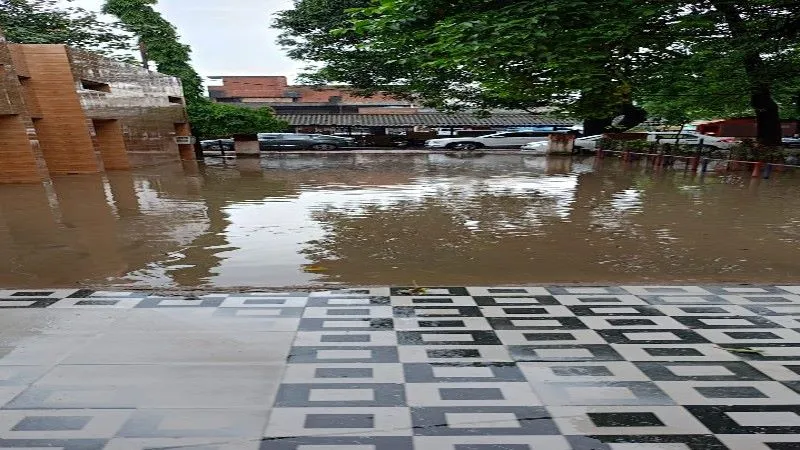 लखनऊ : आरटीओ जाने वाले कर लें इंतजार, नहीं तो घुटनों तक पानी में गुजरना पड़ेगा