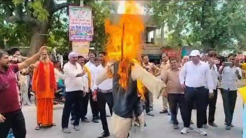बहराइच : स्वामी प्रसाद मौर्य का ब्राम्हण संगठन ने फूंका पुतला