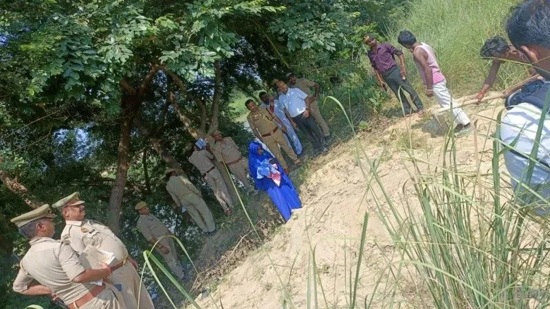 प्रतापगढ़ : डीएम के आदेश पर कब्र से खोदकर निकाला गया शव