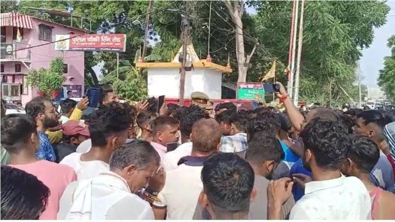कौशल किशोर के घर में हत्या : परिजनों ने सड़क पर शव रखकर किया प्रदर्शन, आरोपितों पर सख्त कार्रवाई की मांग