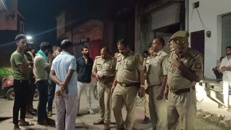 Farrukhabad: ऑपरेशन के दौरान प्रसूता की मौत, डॉक्टर व कर्मचारी मौके से हुए फरार, परिजनों ने जमकर किया हंगामा