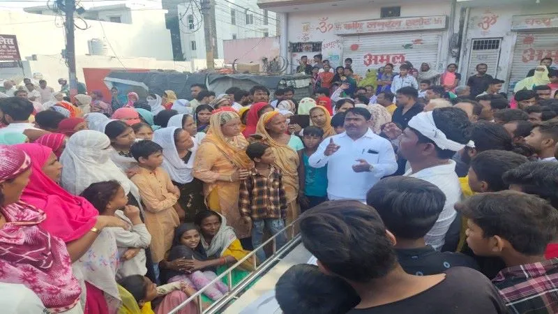 लखनऊ : युवक की मौत पर परिजनों ने शव सड़क पर रखकर किया प्रदर्शन, पुलिस पर लापरवाही का लगाया आरोप