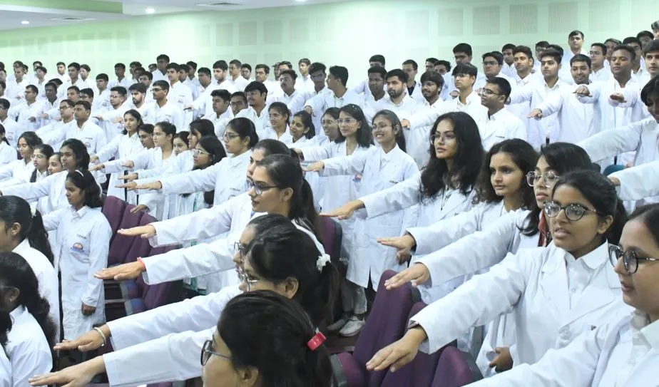 बरेली: मेडिकल छात्र-छात्राओं ने ग्रहण की चरक शपथ