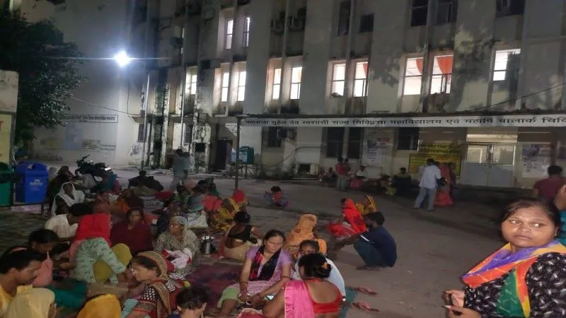 बहराइच : महिला अस्पताल में शार्ट सर्किट से लगी आग, मची अफरा तफरी