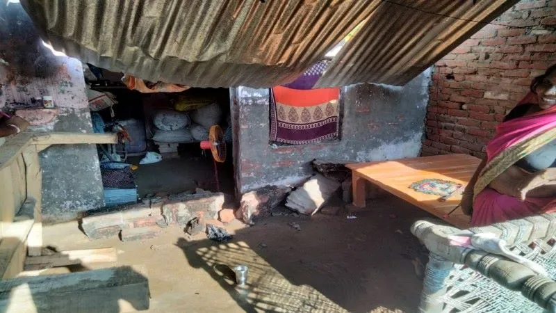 बहराइच : बारिश के दौरान गिरी टीनशेड, घरेलू सामान हुआ क्षतिग्रस्त