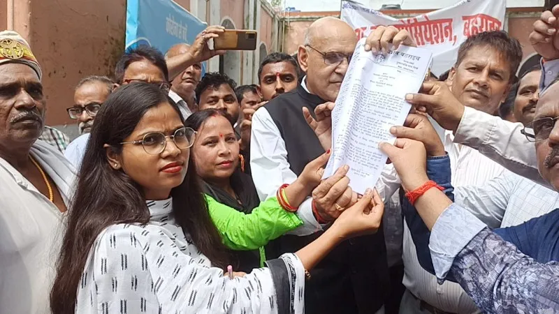 बहराइच: हापुड़ के दोषी पुलिस कर्मियों की गिरफ्तारी को लेकर वकीलों ने किया प्रदर्शन, सौंपा ज्ञापन 